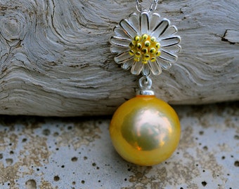 Fresh as Daisy - Beautiful Yellow Pearl Pendant Necklace