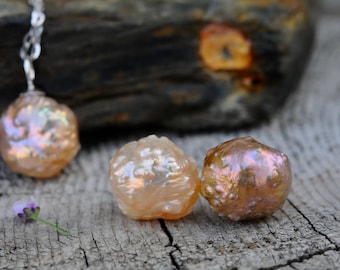 Ein Set bumpy Pearls - Einzigartige Druzy Perlen Ohrringe Ohrstecker und ein passender Anhänger Halskette