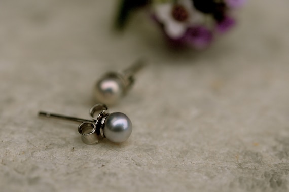 Demure Small Natural Grey Pearl Earring Studs