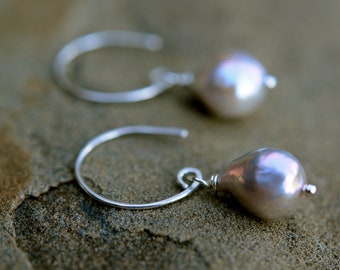 Pequeños pendientes colgantes de perlas barrocas grises plateadas, pendientes de pera hechos a mano en EE.UU.