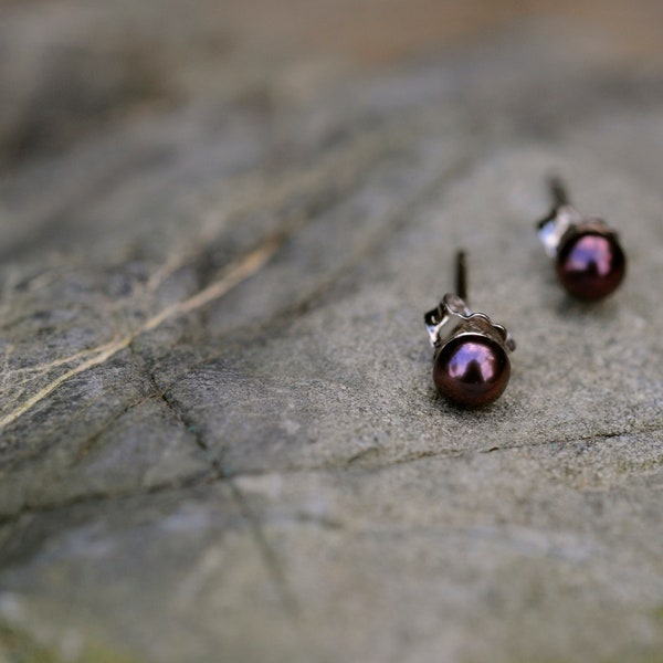 4mm Peacock Purple Pearl Stud Earrings - Tiny Pearl Earring Studs - Small Purple Pearl Earrings