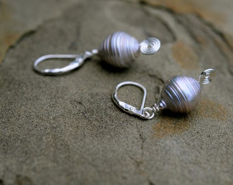 Pendientes colgantes de perla barroca gris en plata de ley