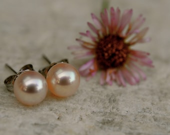Classic Beauty 7mm Blush Pink Pearl Pendientes en plata de ley fina