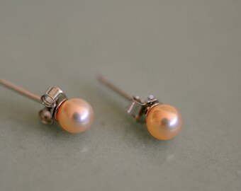 Pendientes elegantes de perlas de champán de 4,5 mm, pendientes finos de perlas pequeñas