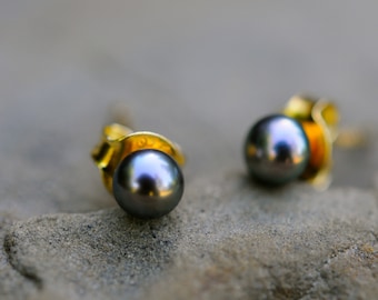Pendientes de perlas gris oscuro de 4 mm: Pendientes de plata de ley chapados en oro