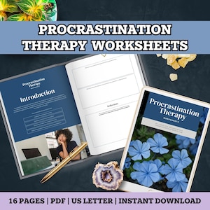 Può includere: Un quaderno aperto e un tablet che mostra "Procrastination Therapy Worksheets" con grafica floreale blu. Le pagine del quaderno includono le sezioni "Introduction" e "Reflections". Sono visibili anche una penna dorata e una pietra decorativa.