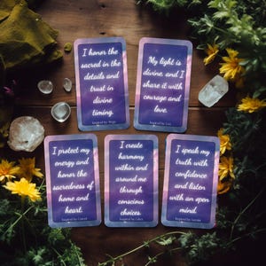Baraja de Afirmaciones Astrológicas – La Voz Cósmica Interior / Baraja de 50 Cartas / Reserva / Inspirada en el Zodíaco, Cuerpos Planetarios, Casas, Guía Diaria