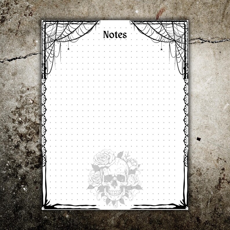 K&ouml;nnte beinhalten: Ein bedruckbares Blatt Papier mit einem schwarzen und wei&szlig;en Spinnennetzrand und einem Totenkopf- und Rosenmotiv. Das Papier ist gepunktet und tr&auml;gt oben das Wort "Notizen".