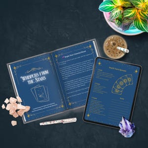 Pode incluir: Um diário aberto e um tablet exibindo spreads de tarô celestiais, ambos com fundo azul escuro e detalhes dourados. O diário diz "Whispers From The Stars". Uma caneta, cristais e uma bebida também estão presentes.