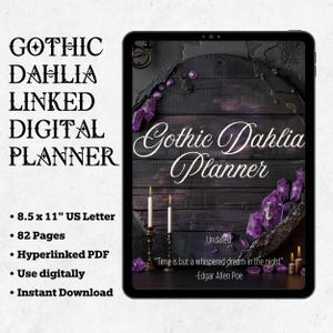 Puede incluir: Un planificador digital titulado "Gothic Dahlia Planner" se muestra en una tableta. La portada presenta un fondo de madera oscura con cristales morados y la cita "Time is but a whispered dream in the night" de Edgar Allan Poe. El planificador mide 21,59 x 27,94 cm.