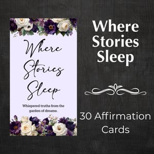 Könnte beinhalten: Ein Set von 30 Affirmationskarten mit dem Text "Where Stories Sleep" und floralen Akzenten. Die Karten haben einen hellvioletten Hintergrund mit weißen und lila Blumen. Der Text "Whispered truths from the garden of dreams" ist ebenfalls enthalten.