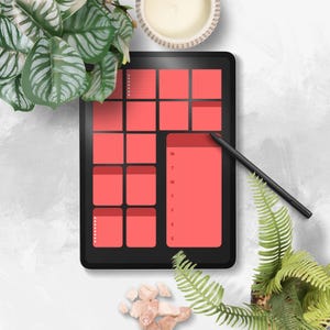 Könnte beinhalten: Ein schwarzes Tablet mit einem korallenfarbenen digitalen Planer-Layout, einschließlich Abschnitten für die Tages- und Wochenplanung. Ein schwarzer Stift liegt auf dem Bildschirm. Das Tablet ist von Grün, einer Kerze und kleinen rosa Steinen umgeben.