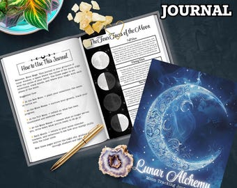 Può includere: Un diario intitolato "Lunar Alchemy" con un design a fasi lunari. Il diario aperto mostra testo sui cicli lunari, una penna d'oro e una pietra decorativa. La copertina presenta un design a mezzaluna blu. Il diario è in formato US Letter.