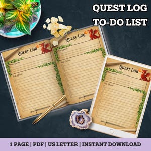 Puede incluir: Un registro de misiones digital con el texto "QUEST LOG TO-DO LIST". Las páginas tienen una apariencia de pergamino con una ilustración de dragón y espacio para "Misiones principales" y "Misiones secundarias". También se ve un bolígrafo dorado y una piedra decorativa.