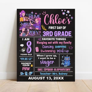 Puede incluir: Un letrero negro estilo pizarra con el texto "Chloe's First Day of 3rd Grade". Incluye la edad del niño, la altura (132 cm) y el peso (22 kg). También se enumeran las cosas favoritas y una aspiración de cantante.
