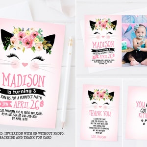 Puede incluir: Invitaci&oacute;n a una fiesta de cumplea&ntilde;os de tem&aacute;tica de gato rosa y negro con una corona de flores, el texto "Madison cumple 3 a&ntilde;os" y "&iexcl;&Uacute;nete a nosotros para una fiesta purrfecta!" y la fecha "26 de abril".