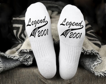 Chaussettes pour baskets représentant une légende depuis n'importe quelle année sur des semelles Plusieurs années disponibles font un excellent cadeau d'anniversaire en noir et blanc