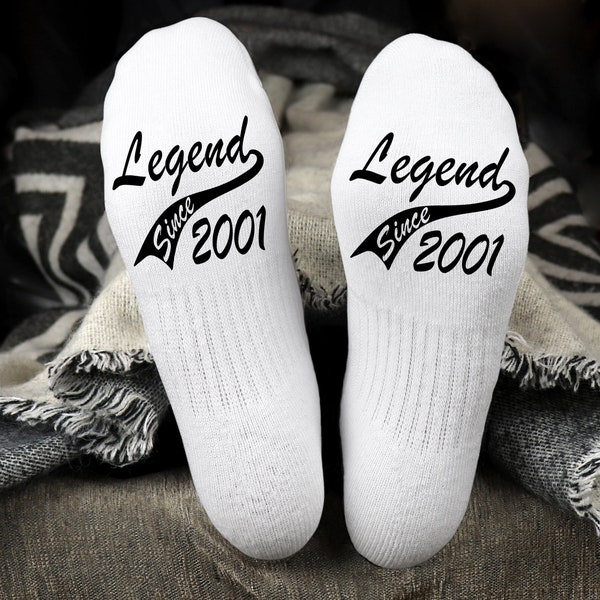 Chaussettes pour baskets représentant une légende depuis n'importe quelle année sur des semelles Plusieurs années disponibles font un excellent cadeau d'anniversaire en noir et blanc