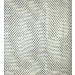 Puede incluir: Una tela blanca con un patr&oacute;n repetitivo de peque&ntilde;as formas de diamante azules y verdes.