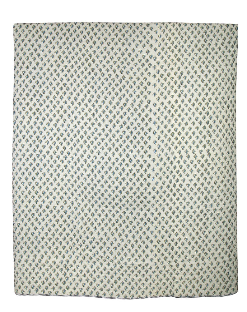 Puede incluir: Una tela blanca con un patr&oacute;n repetitivo de peque&ntilde;as formas de diamante azules y verdes.