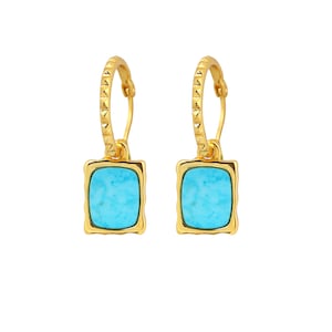 Hermosos aretes tipo aro con baño de oro de 18 quilates y gota de turquesa