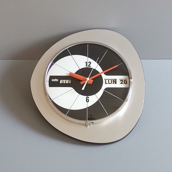 Horloge murale de l'ère spatiale | Pop-art | Horloge ODO Mid-Century française avec affichage de la date | argent, orange | Métal, bois, verre | Fonctionne sur batterie / Années 1960