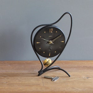 Horloge de bureau vintage | Pendule allemande Hermle | Horloge mécanique des années 1950 avec clé de remontage | Noir, or | Laiton Métal Années 60 | Milieu du siècle