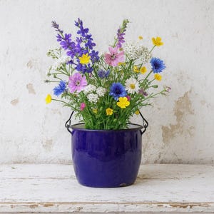 Olla antigua de esmalte con asa / Hervidor antiguo azul oscuro / Decoración rústica y desgastada de granja / Cesta colgante para flores / Década de 1930/1950