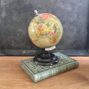 Small Vintage Globe by Verlag Paul Räth | Politischer Erdglobus Mid Century Modern | With Bakelite Base | DDR Germany 1960s