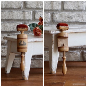 Antike Nähklemme Nadelkissen | Vintage Schreibtisch Nadelkissen | Holz & Roter Samt | Altes Nähzubehör | Kurzwaren Werkzeuge | um 1890, viktorianisch