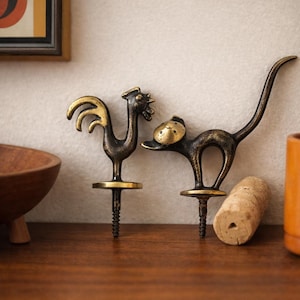Adorno de corcho con gato y gallo de Walter Bosse / Sacacorchos Herta Baller / Latón austriaco / Línea oro negro / Decoración del hogar de mediados de siglo / Década de 1950