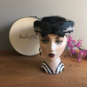 Boîte à pilules vintage et boîte à chapeaux Miss Sally Victor New York | Bibis/chapeau en plumes avec filet pour femme | Boîte à chapeau ronde | Blanc/Noir | Années 60