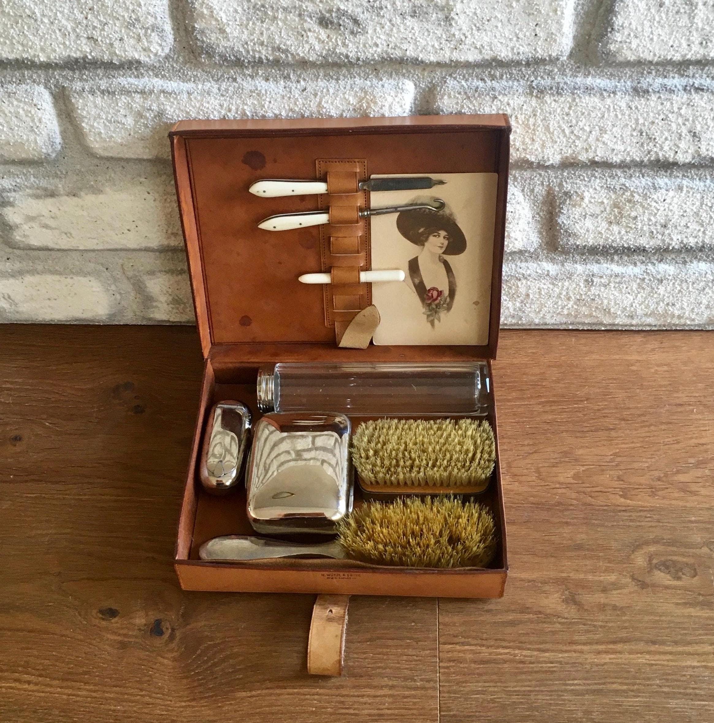 ANCIEN SAC DE voyage de toilette en cuir avec quelques flacons 19° EUR