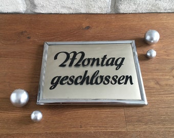 Authentisches Vintage Schild | Montag Geschlossen | Original altes Foil Metal ImoGlass | Retro gerahmtes Werbeschild | Silber, Schwarz | Mid Century, 1950