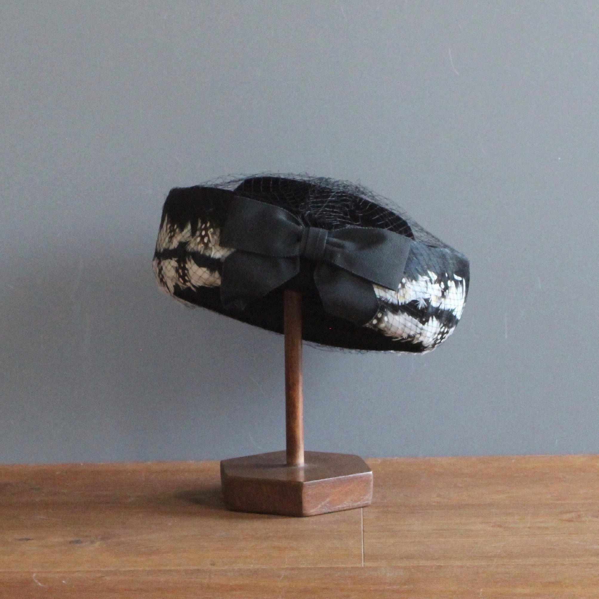 Vintage Pill Box Hat and Hat Box Miss Sally Victor New York  display picture 1