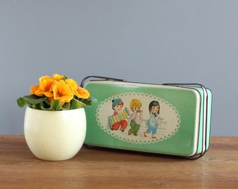 Caja de hojalata vintage para niños / Almuerzo de metal / Picnic / Caja de costura / Contenedor verde pastel con asas / Lata rectangular, Motivo para niños / Década de 1950