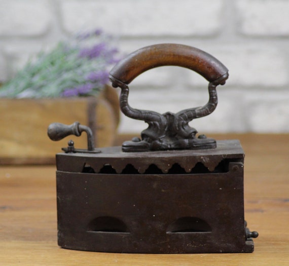 アンティーク 金属製アイロン 木製ハンドル 【公式通販】