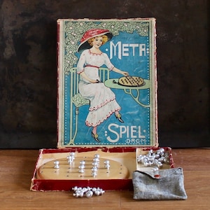 Antikes Brettspiel | Altes Solitaire Tischspiel aus Pappe | Chinesische Dame / Halma / Meta | Uraltes Kinderspielzeug | Um 1890/1900, Jugendstil