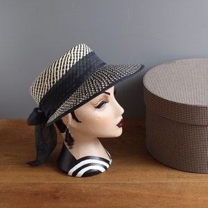 Cappello di paglia vintage da donna + scatola per cappelli / Cappello da spiaggia / Paglia di carta beige a tesa larga e fiocco in raso blu / Scatola per cappelli rotonda a quadri pied de poule / Anni '60