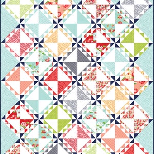 Könnte beinhalten: Ein Quiltmuster mit geometrischem Design, das eine Vielzahl von bunten Stoffen zeigt. Der Quilt besteht aus Dreiecken und Quadraten in den Farben Rot, Rosa, Blau, Grün, Gelb und Weiß. Der Stoff hat ein Blumenmuster.