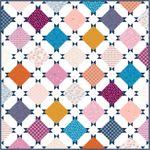 Könnte beinhalten: Ein Quiltmuster mit weißem Hintergrund und einem Raster aus bunten rautenförmigen Flicken. Jede Raute ist mit einem anderen gemusterten Stoff gefüllt, darunter florale, geometrische und gepunktete Designs. Die Rauten sind dunkelblau umrandet und haben in den Ecken ein Sternburst-Design.