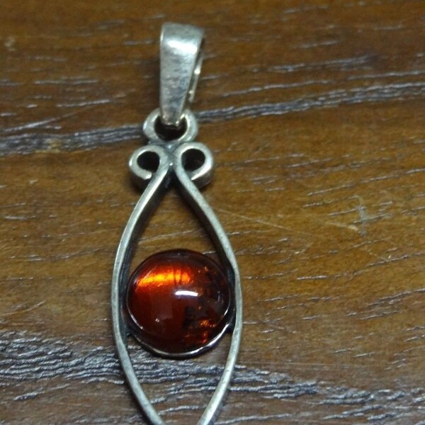 1803-128 - Authentic Vintage Amber Pendant - Energetic and Protective Gem - Pendentif Ambre