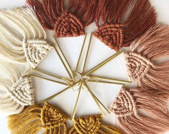 Brincos Boho com Franjas em Macramê sobre Triângulos de Latão