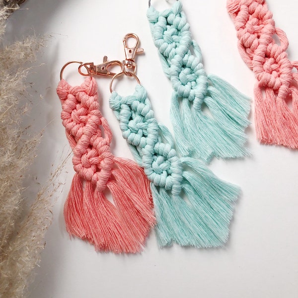Handmade macramé keychain - spring colors - coral/mint