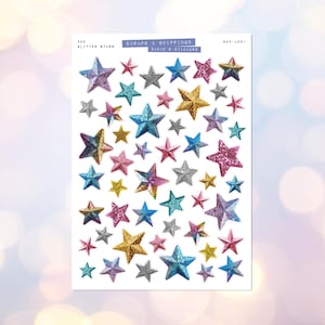Puede incluir: Hoja de pegatinas de estrellas con purpurina en varios tamaños y colores, incluyendo azul, rosa, dorado, plateado y turquesa. La hoja tiene el texto "#02 Glitter Stars" y "Scraps & Snippings, Sadie's Stickers."