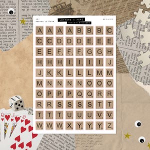 Könnte beinhalten: Ein Bogen mit Aufklebern mit einzelnen Buchstabenfliesen, ideal für Bastelarbeiten. Jede Fliese ist quadratisch, mit Holzoptik und einem aufgedruckten Buchstaben. Der Bogen enthält die Buchstaben A bis Z, mit mehreren Instanzen von jedem.