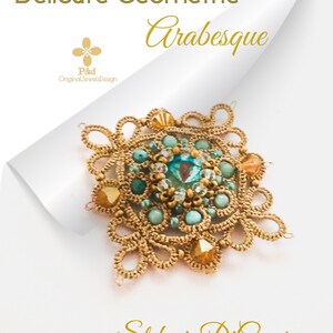 Peut inclure: Un pendentif délicat en perles dorées et turquoise avec un motif géométrique complexe. Le pendentif est intitulé "Delicate Geometrie Arabesque" et "Stefania Di Cesare".