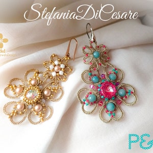 Può includere: Un paio di orecchini dorati con disegni intricati. Un orecchino presenta perline bianche e beige, mentre l'altro presenta perline turchesi e rosa.