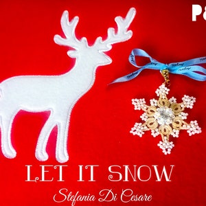 Può includere: Una silhouette di renna in feltro bianco su uno sfondo rosso con un ornamento di fiocco di neve bianco e il testo "LET IT SNOW" e "Stefania Di Cesare".