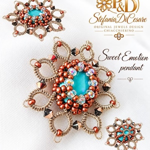 Può includere: Un ciondolo Sweet Emotion con un cabochon turchese centrale circondato da cristalli iridescenti e perline color rame. Il design incorpora un'intricata lavorazione a chiacchierino con filo metallico, formando un motivo floreale con accenti scuri.